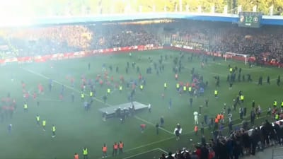 VÍDEO: adeptos em confrontos no relvado na final da Taça da Chéquia - TVI