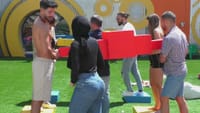 Hilariante! Após comentário de Gabriel sobre David olhar para o traseiro das concorrentes, Daniela surge com enchimentos - Big Brother