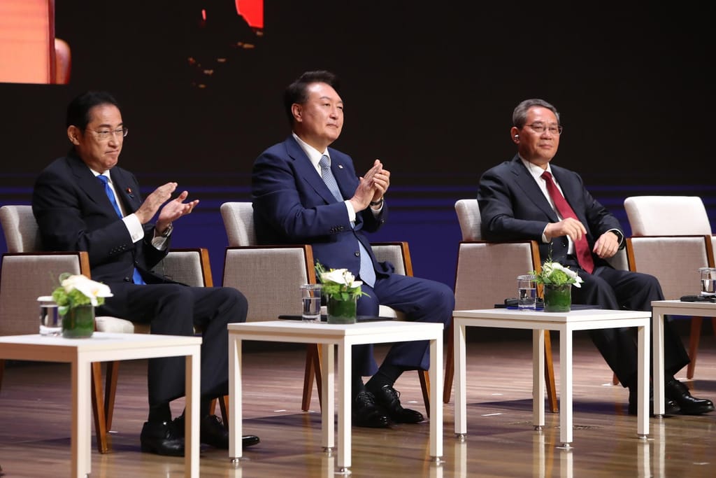 O primeiro-ministro japonês Fumio Kishida, o presidente sul-coreano Yoon Suk Yeol e o primeiro-ministro chinês Li Qiang (EPA/Chung Sung-Jun)