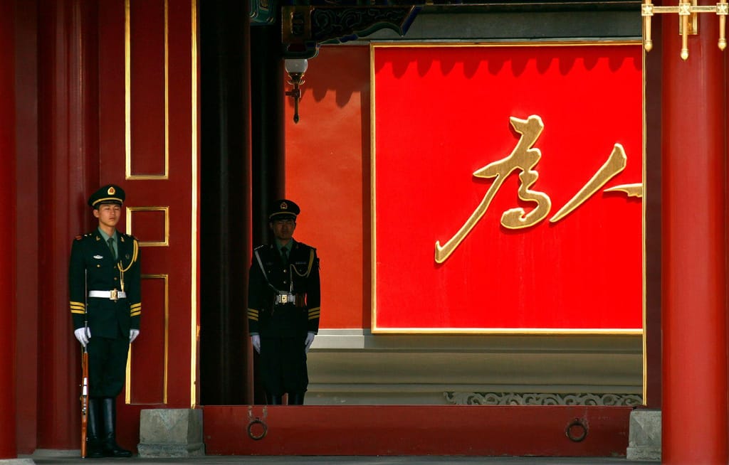 Guardas paramilitares em frente à Porta Xinhua do complexo de liderança de Zhongnanhai (David Gray/Reuters via CNN Newsource)