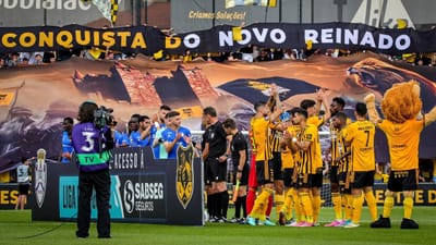 Play-off da II Liga: adeptos do Lourosa dormem junto à bilheteira - TVI