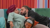 No meio de beijinhos, Daniela Ventura e David Maurício tentam resolver os conflitos - Big Brother