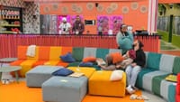 Inês Morais observa Daniela Ventura e David Maurício enquanto estes fazem as pazes e dão beijinhos - Big Brother
