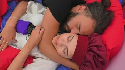 Alerta momento romântico! David Maurício e Daniela Ventura bem agarradinhos na cama
