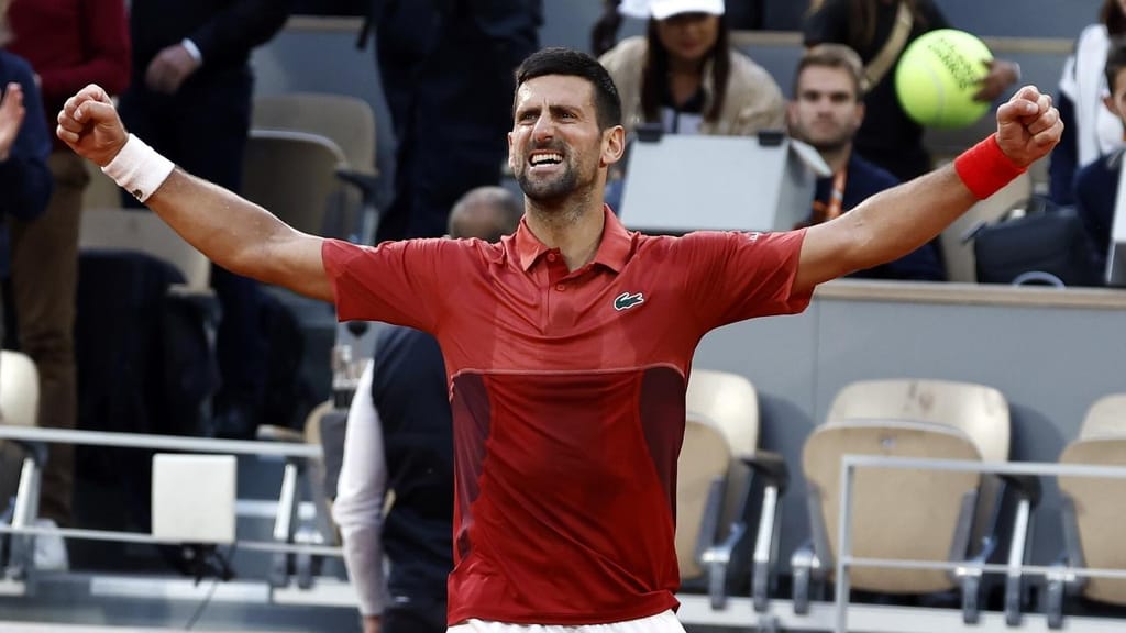 Novak Djokovic festeja apuramento para os quartos de final em Roland Garros (MOHAMMED BADRA/EPA)