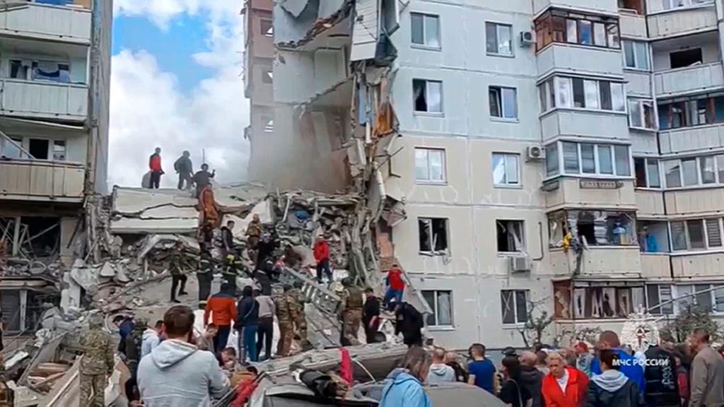 Destroços num edifício residencial em Belgorod (AP)