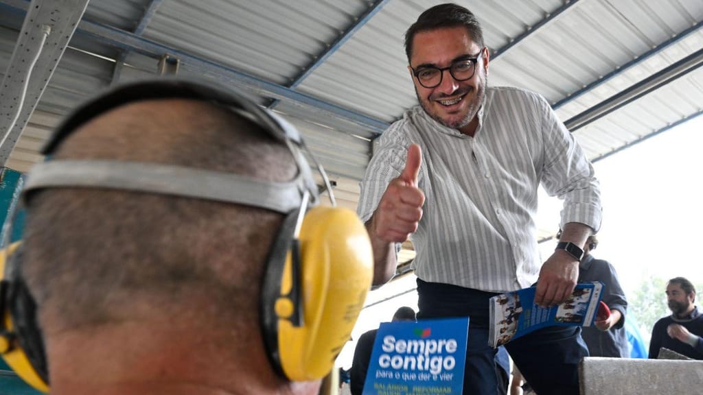 João Oliveira, da CDU, em campanha em Penafiel (Lusa/ Fernando Veludo)