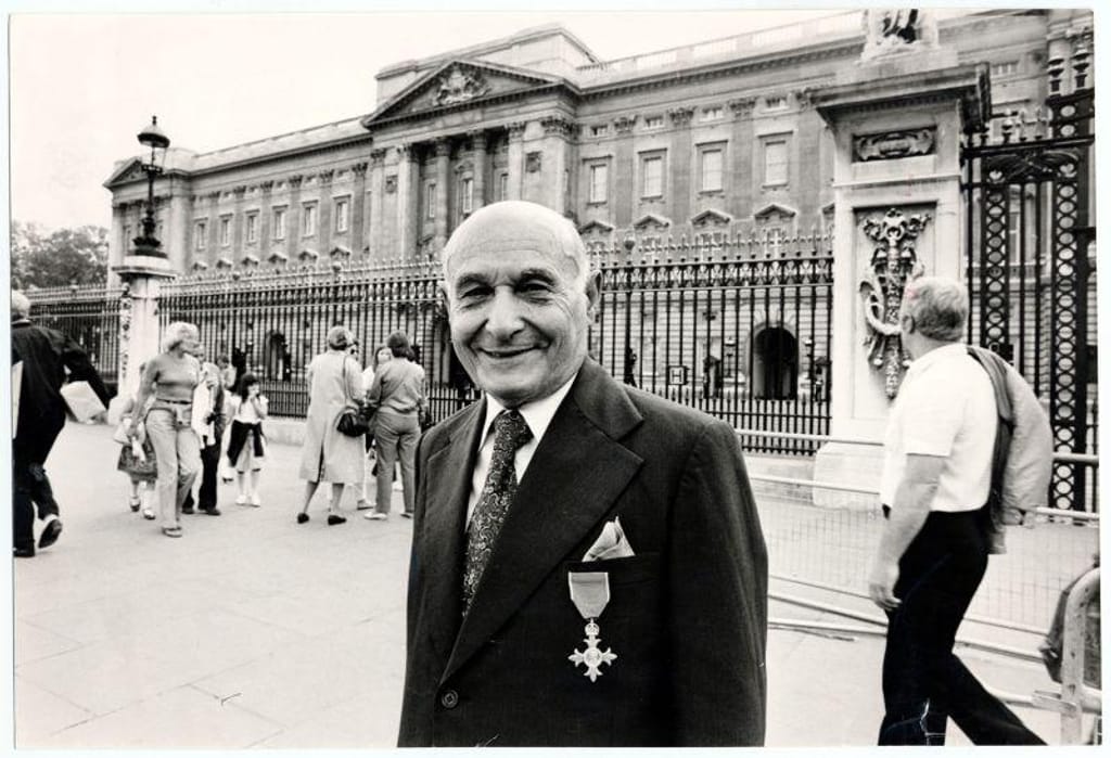 Juan Pujol Garcia, conhecido como Garbo durante a Segunda Guerra Mundial, é fotografado à porta do Palácio de Buckingham em 1984. Keith Waldegrave/ANL/Shutterstock