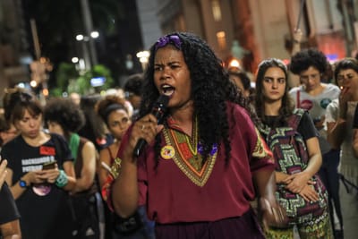 Brasileiras voltam às ruas contra proposta para equiparar aborto a homicídio - TVI