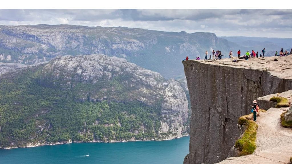 Preikestolen, ou Pulpit Rock, com vista para o Kysefjord da Noruega (Lucas Vallecillos/VWPics/AP)