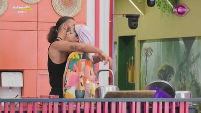 Beijinhos no pescoço e muito carinho! Veja o momento cúmplice entre David e Daniela - Big Brother