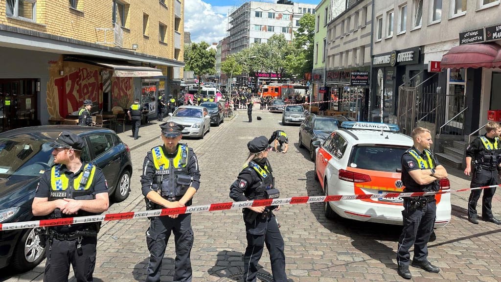 Polícia fechou fazone nos arredores de Hamburgo (Steven Hutchings/dpa via AP)
