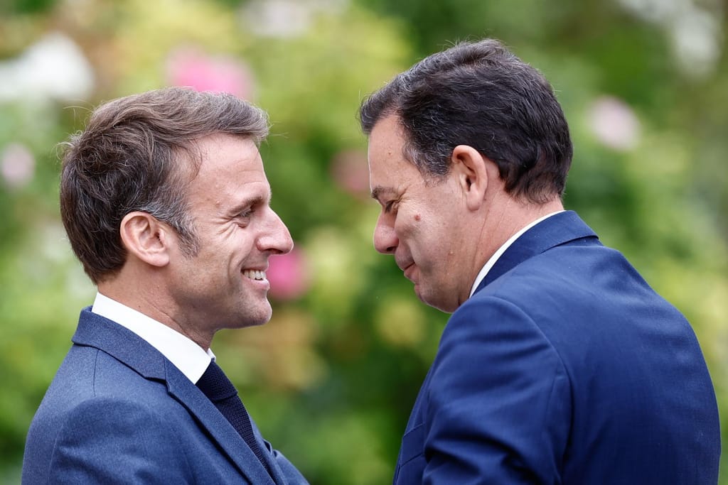 Emmanuel Macron e Luís Montenegro (EPA/MOHAMMED BADRA)
