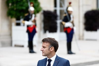 É o tudo ou nada na V República em França: Macron pode ser forçado a nomear um PM da extrema-direita. Ou mesmo a demitir-se - TVI