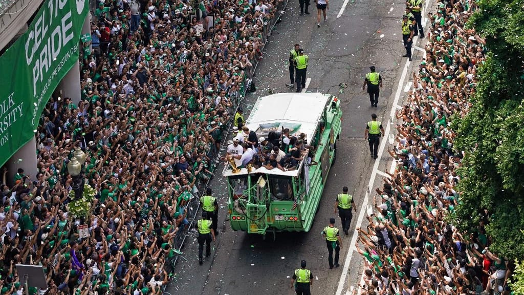 Celtics celebram a conquista da NBA nas ruas de Boston (Boston Globe/Getty Images)