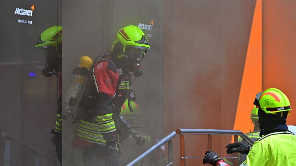 Incêndio na área de hospitalidade da McLaren (MANAURE QUINTERO/AFP via Getty Images)