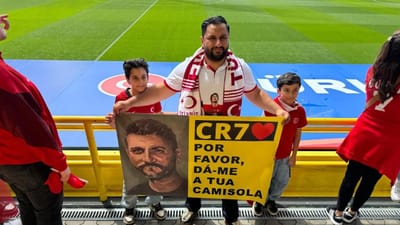 Adepto turco exibe cartaz com a cara do pai de Ronaldo - TVI