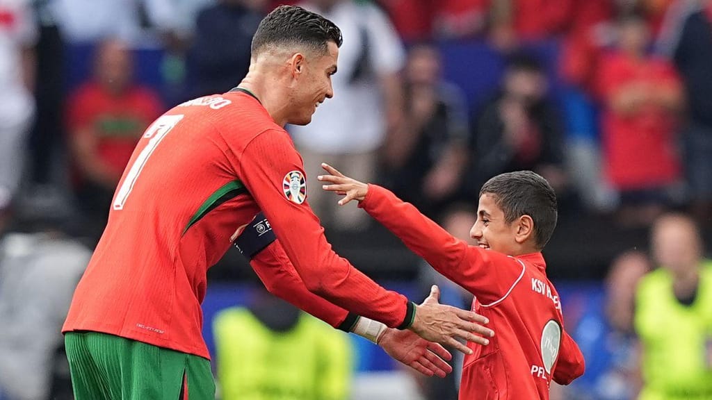 Cristiano Ronaldo abraça invasor de campo (	Anadolu/Getty)