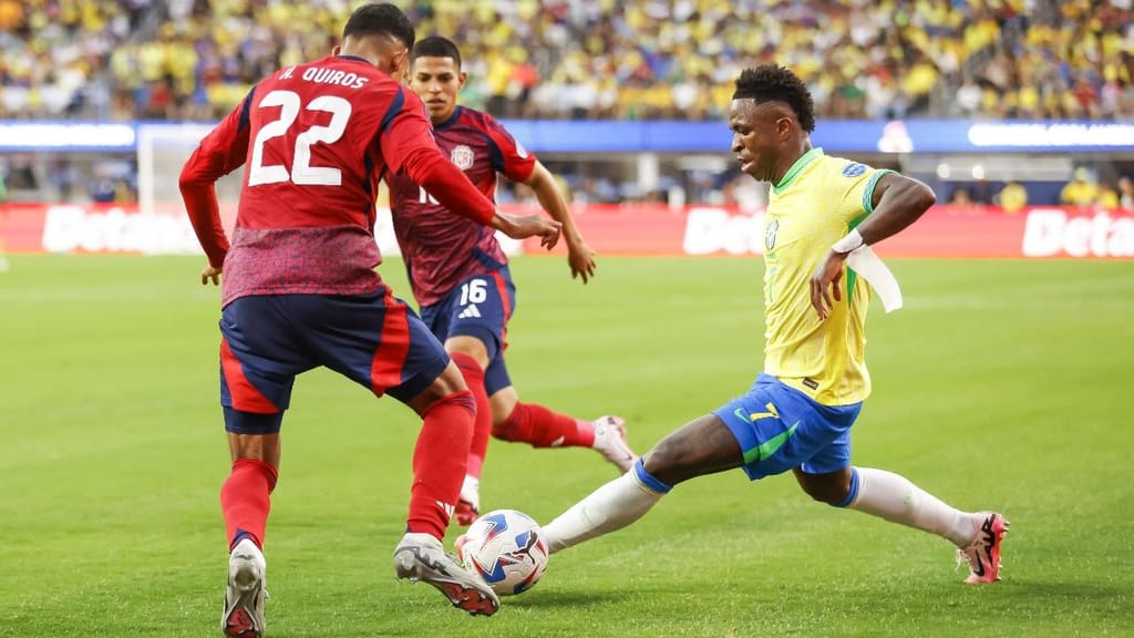 Vinícius Júnior e Haxzel Quirós no Brasil-Costa Rica, da Copa América (CAROLINE BREHMAN/EPA)