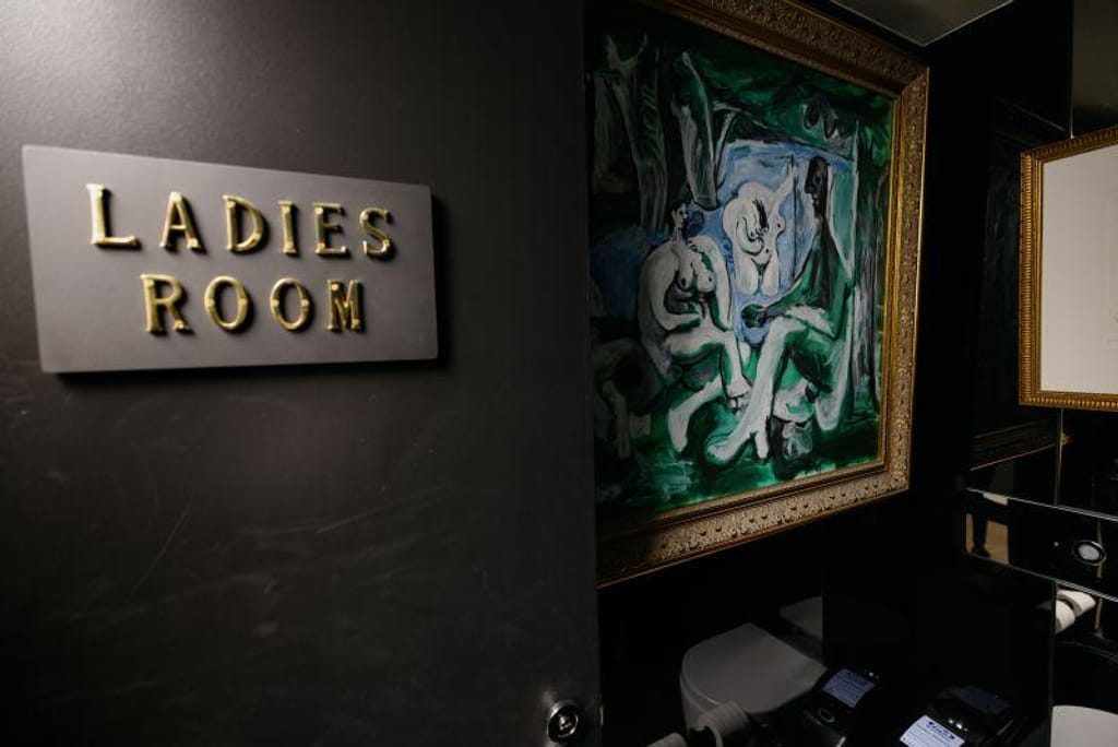 As obras de Picasso foram transferidas para uma casa de banho feminina em pleno funcionamento. Museu de Arte Antiga e Nova, Hobart, Tasmânia, Austrália