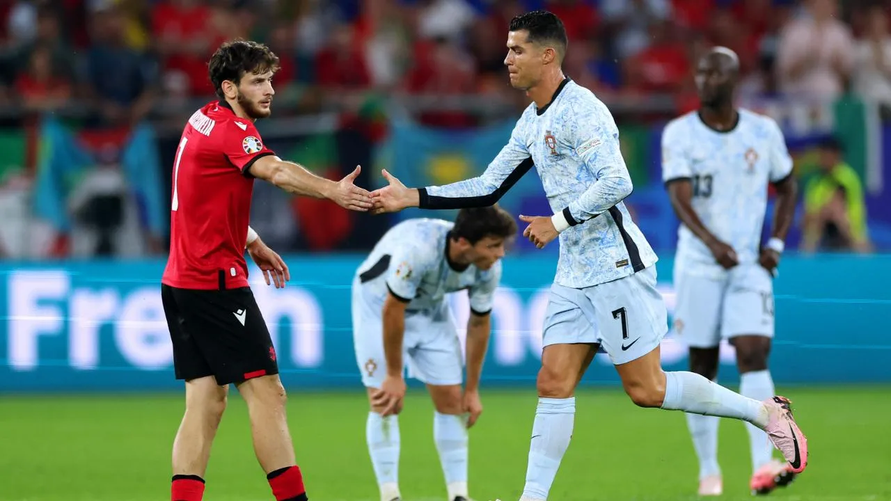 Ronaldo apoia Kvaratskhelia após lesão: «O teu melhor ainda está por vir»