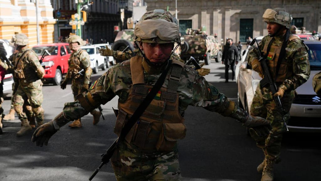 Militares nas ruas, gás lacrimogéneo e um palácio cercado. "Golpe de Estado" em curso na Bolívia (Juan Karita/AP)