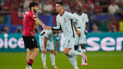 VÍDEO: Kvaratskhelia corre em direção a Ronaldo no fim do Geórgia-Portugal - TVI