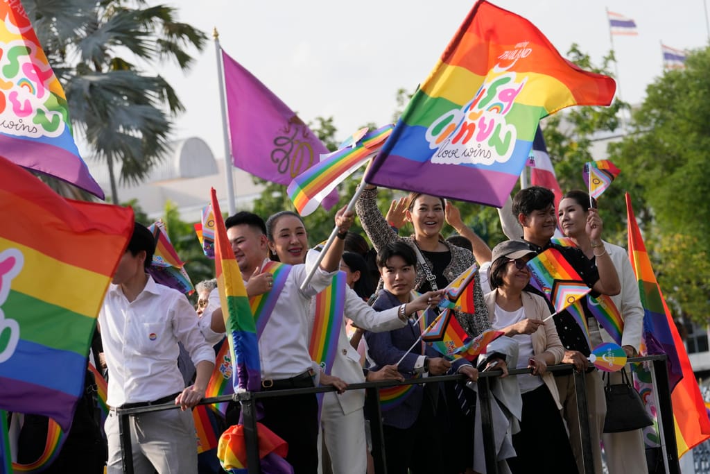 Tailandeses celebram Orgulho LGBTI+ (Associated Press)