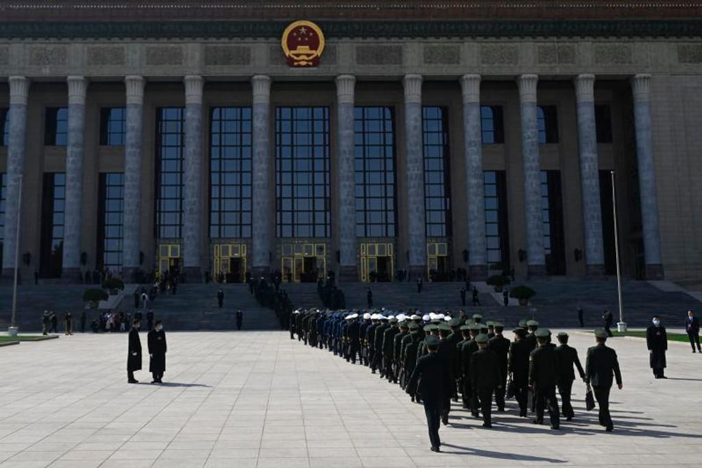 delegados militares chegam ao Grande Salão do Povo, em Pequim, China, para assistir à sessão de encerramento do Congresso Nacional dos Povos, a 11 de março de 2024. Wang Zhao/AFP/Getty Images