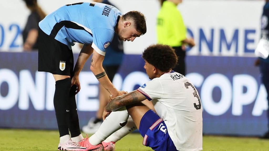 Copa América: Federico Valverde conforta Chris Richards após o Uruguai-Estados Unidos (WILLIAM PURNELL/EPA)