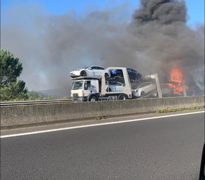 Incêndio em camião que transportava carros elétricos corta trânsito na A21 - TVI