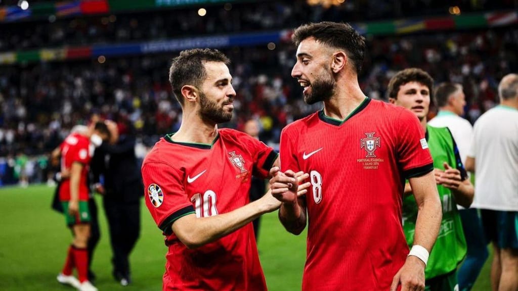 Bruno Fernandes e Bernardo Silva após a vitória sobre a Eslováquia, nos «oitavos» do Euro 2024 (Instagram:@bernardocarvalhosilva)

