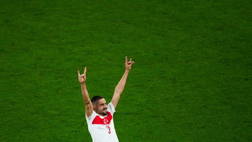 Demiral festeja na vitória sobre a Áustria, no Euro 2024 (Ebrahim Noroozi/AP)