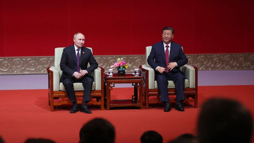O presidente russo, Vladimir Putin, e o líder chinês, Xi Jinping, assistem juntos a um concerto em Pequim durante a visita de Estado de Putin à China, a 16 de maio de 2024 (Alexander Ryumin/Pool/AFP/Getty Images/File via CNN Newsource)
