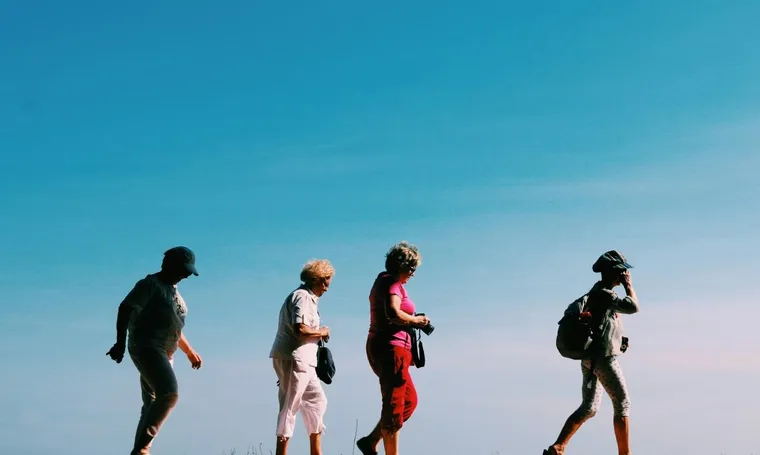 Pessoas a caminhar