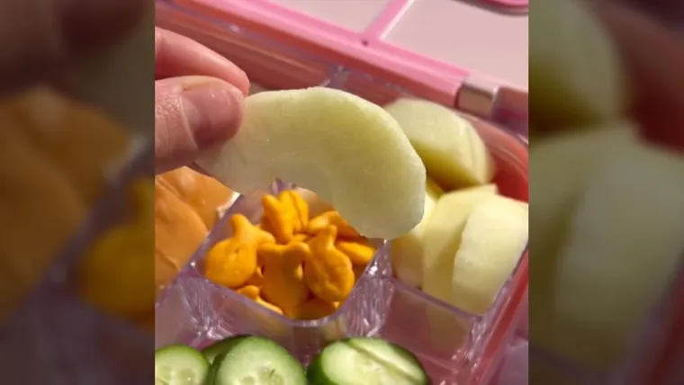 Maçã cortada aos pedaços
