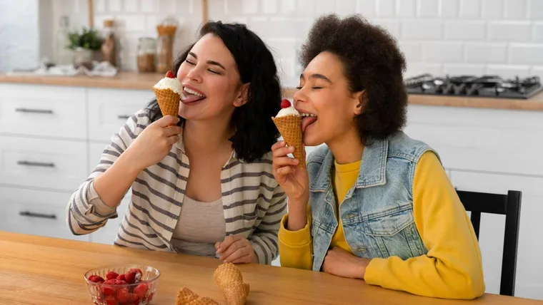 Mulheres a comer gelado na cozinha