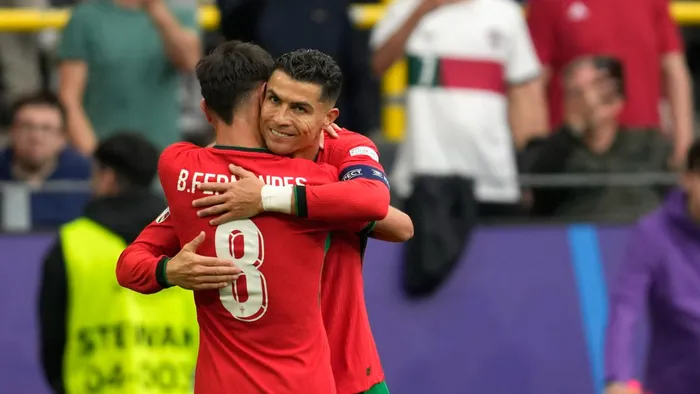 Ronaldo assinala vitória nas redes sociais e Bruno Fernandes deixa «like»