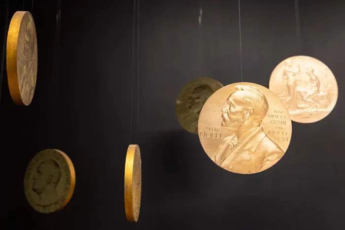 Nobel da Química de 2026 distingue investigadores de França e Japão por descoberta sobre autocatalálise