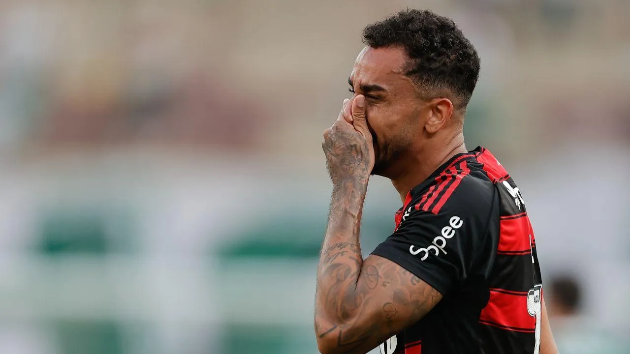 Flamengo: duas fraturas na mandíbula devem afastar Danilo até ao fim da época