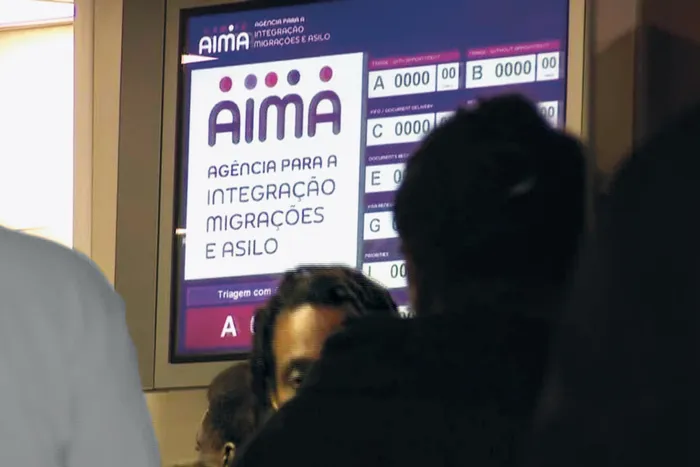 Maior associação de imigrantes acusa Governo de política “racista e neocolonial” e denuncia negócio à volta da AIMA