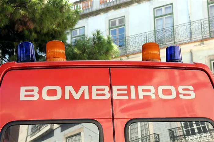Trânsito cortado em Almada após colisão entre duas composições do Metro Sul do Tejo