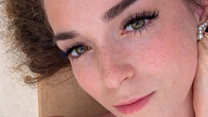 Em saída à noite, Rute Cardoso sorri com pessoa especial