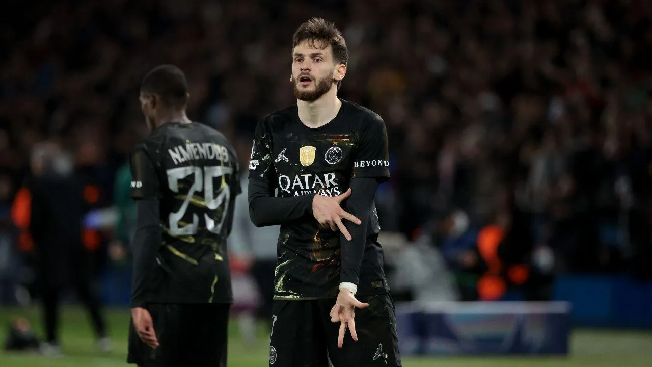 PSG confirma rotura do ligamento cruzado anterior de Kvaratskhelia