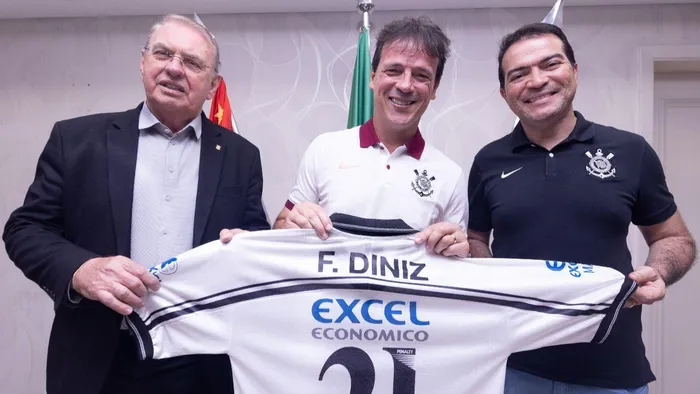 OFICIAL: Fernando Diniz deixa comando técnico do Corinthians
