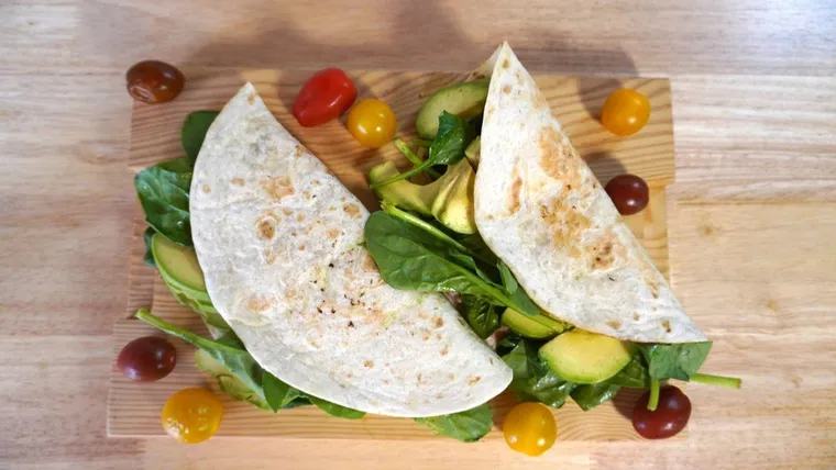 Wrap recheado com carne, queijo derretido, espinafres e abacate