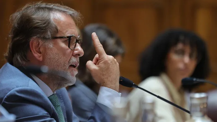PS quer esclarecimentos sobre duas justificações do Governo para demitir Ricardo Carrilho