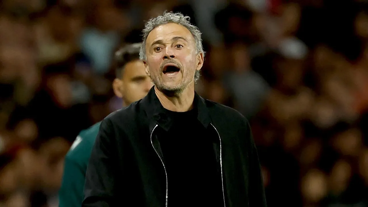 Luis Enrique brinca com jornalistas: «Quatro defesas e um médio»