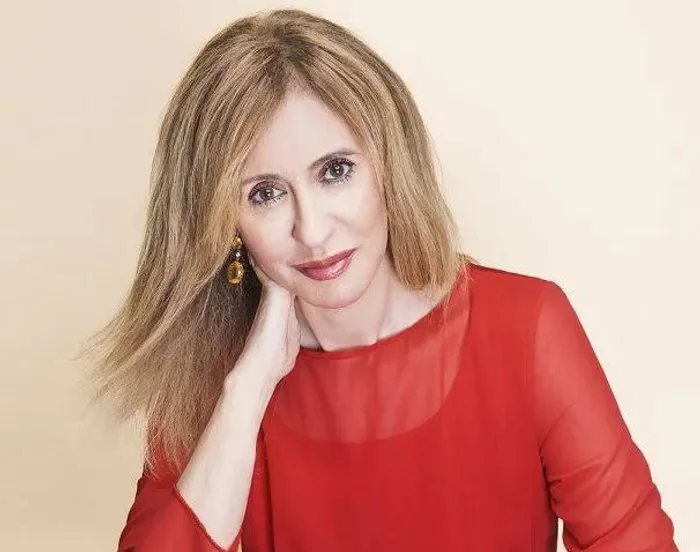 Mulheres com mais de 50 anos: o segredo para um look tendência está na t-shirt de Judite Sousa