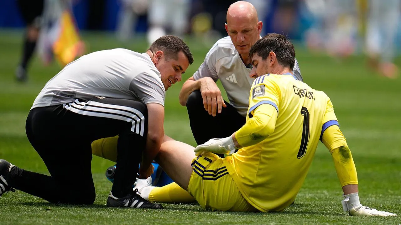 Mourinho sem Courtois para a visita ao Barcelona no El Clásico
